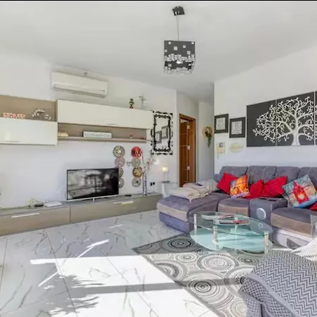 Spacious Penthouse With Hot Tub & Amazing Views! Apartman
