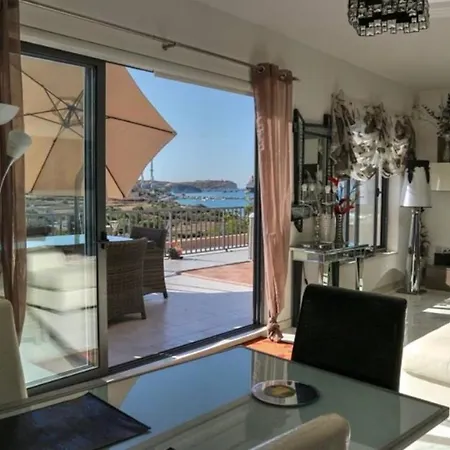 Spacious Penthouse With Hot Tub & Amazing Views! Apartment
