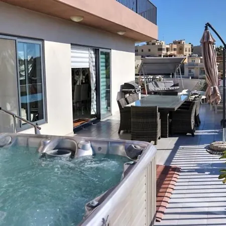 Spacious Penthouse With Hot Tub & Amazing Views! *