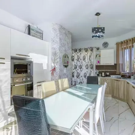 Spacious Penthouse With Hot Tub & Amazing Views!